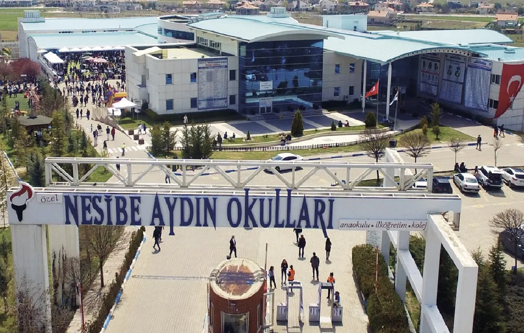 Gölbaşı Kampüsü girişi ve okul binaları, havadan görünüm