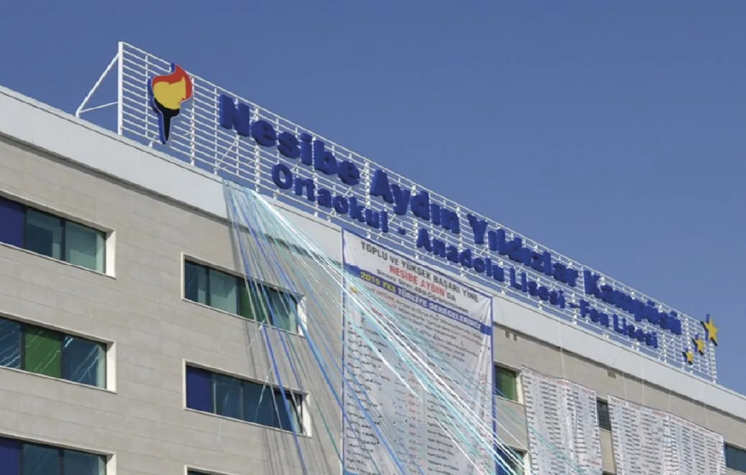 Yıldızlar Kampüsü binasının cephesi ve okul tabelası